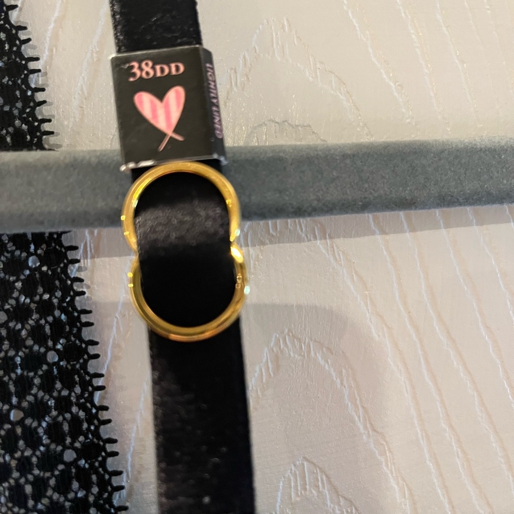 Victoria Secret - Picture 3 of 3